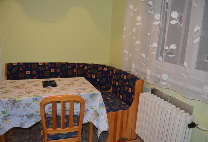 شقة غرفتين نوم مزودة بشُرفة, Penzion Paradise