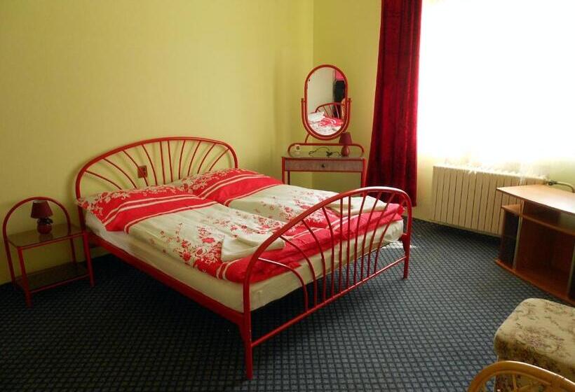 شقة غرفتين نوم مزودة بشُرفة, Penzion Paradise