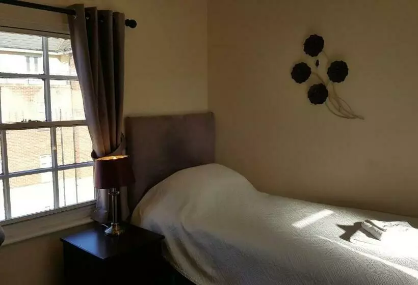 Chambre Standard Individuelle, Edward