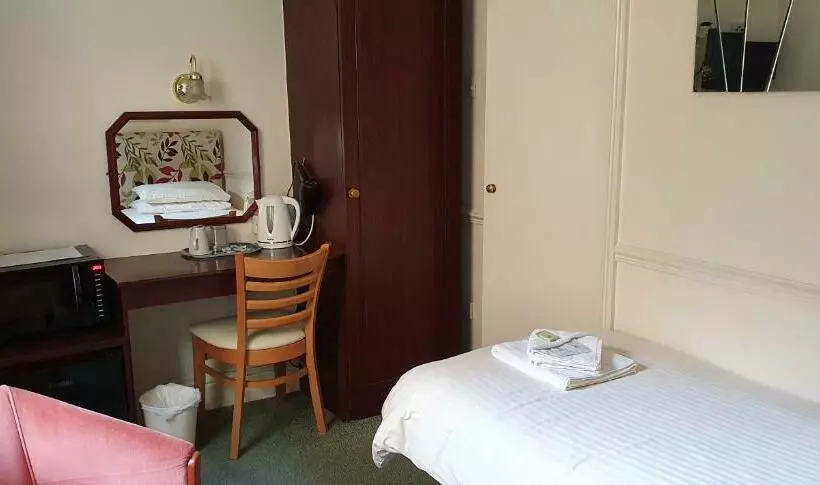 Chambre Standard Individuelle, Edward