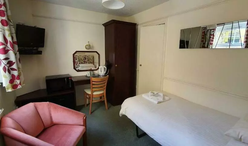 Chambre Standard Individuelle, Edward