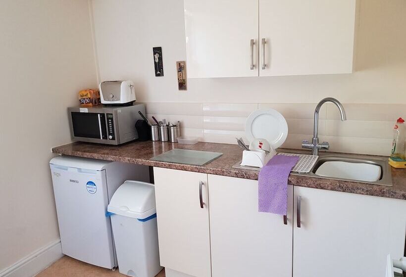 غرفة سوبيريور, Edward