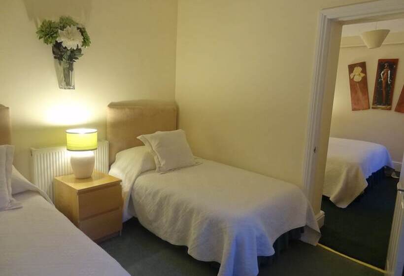 غرفة عائلية, Edward