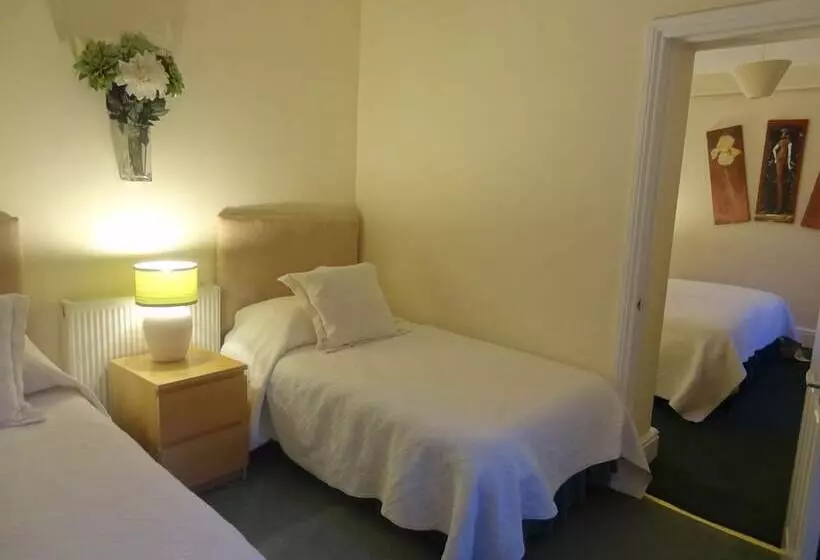 Chambre Familiale, Edward