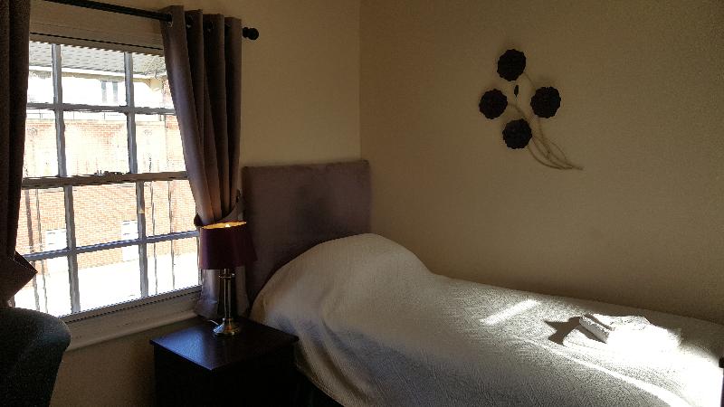 غرفة قياسية فردية, Edward