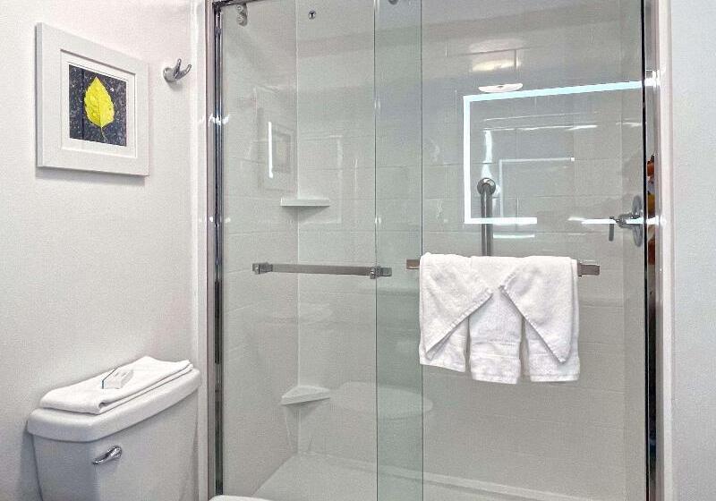 غرفة عائلية, Edward