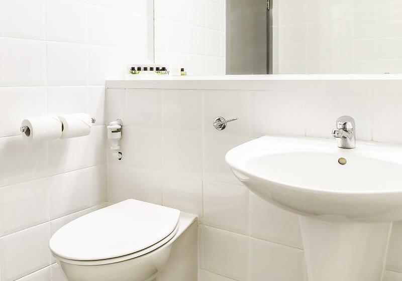 اتاق استاندارد سه نفره, Sheffield Metropolitan