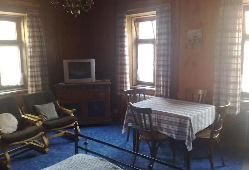 اتاق استاندارد سه تخته با سرویس بهداشتی مشترک, B&b Hotel & Appartements Chasa Valär