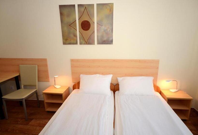 基本间, Szárszó Panzió