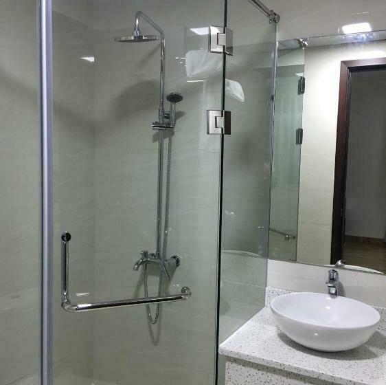 اتاق خانوادگی با چشم‌انداز دریا, Queen Motel