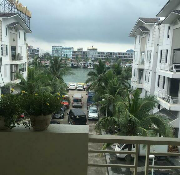 اتاق خانوادگی با چشم‌انداز دریا, Queen Motel