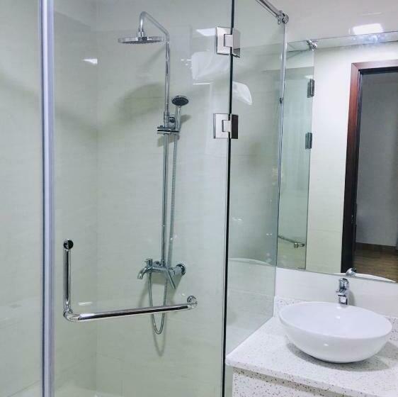 اتاق استاندارد سه تخته با چشم‌انداز استخر, Queen Motel