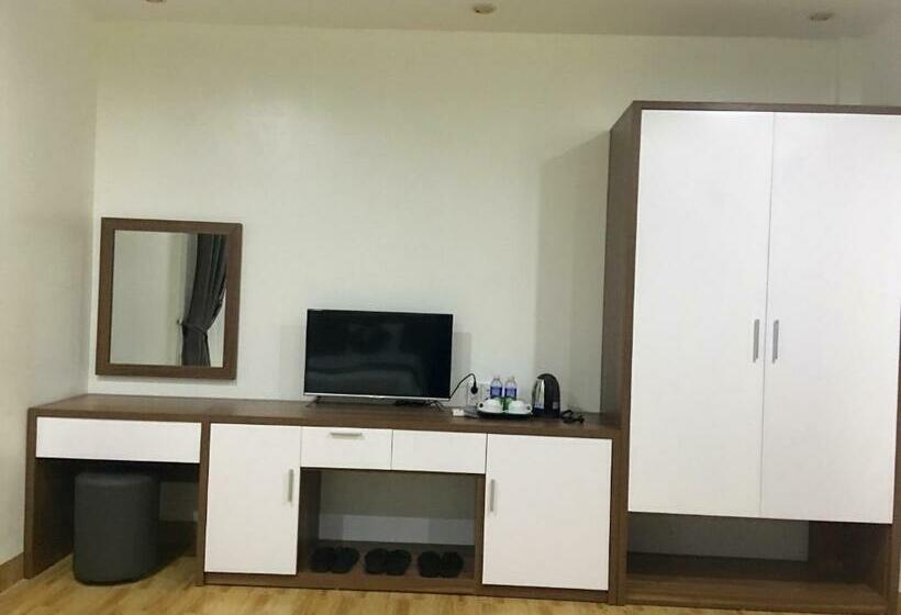 اتاق استاندارد سه تخته با چشم‌انداز استخر, Queen Motel