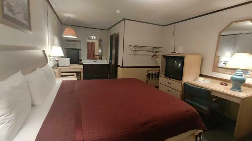 キングサイズベッドのスタンダードルーム, Twin Pine Motel