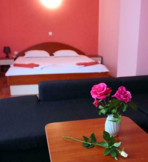 סוויטה משפחתית, Family Hotel Flora