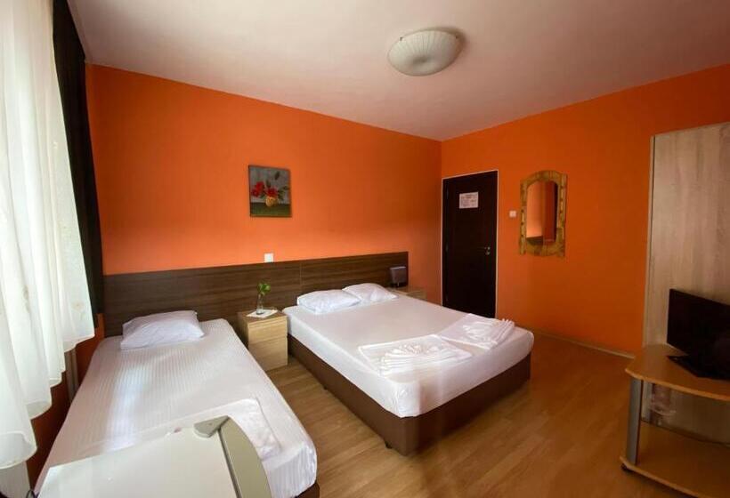 חדר סטנדרט לשלושה, Family Hotel Flora