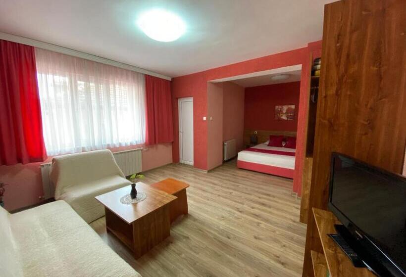 סוויטה משפחתית, Family Hotel Flora