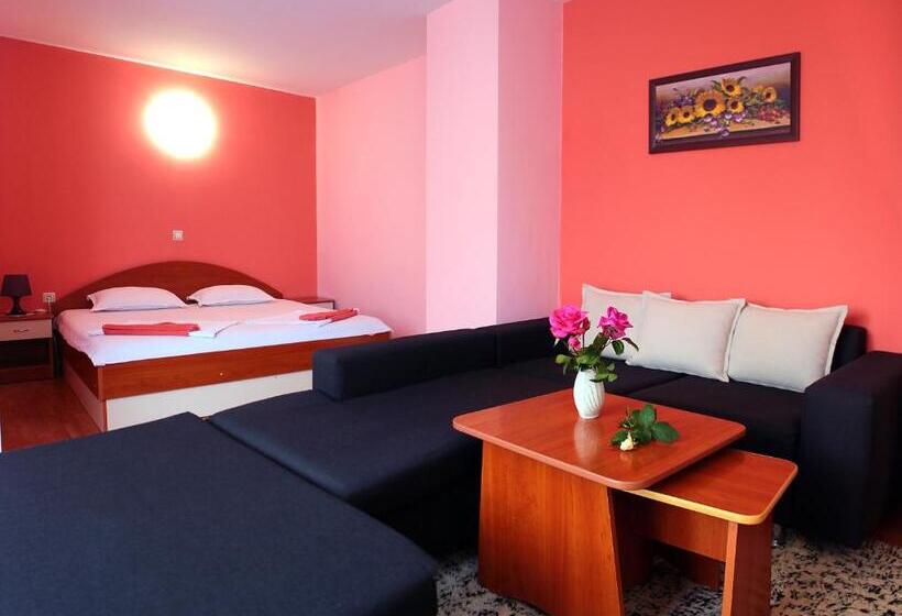 סוויטה משפחתית, Family Hotel Flora