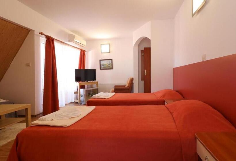 Номер Стандарт Трехместный, Family Hotel Flora