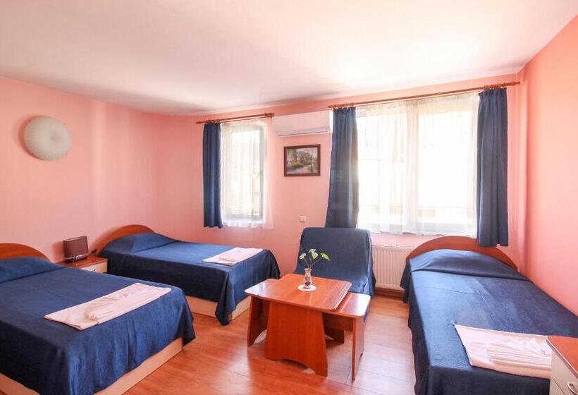 חדר סטנדרט לשלושה, Family Hotel Flora