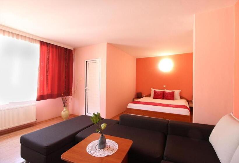 סוויטה משפחתית, Family Hotel Flora