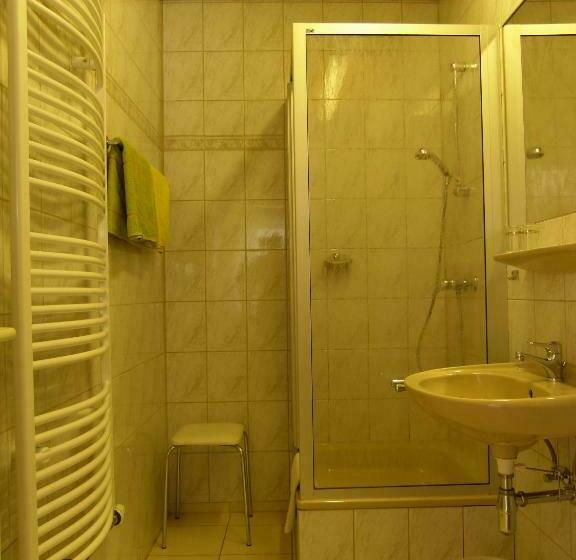 غرفة قياسية, & Gasthof Garküche