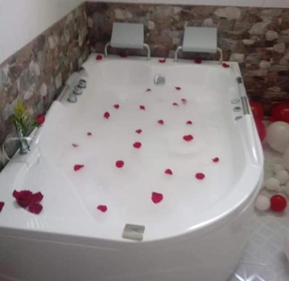 带按摩浴盆的套房, Sarali