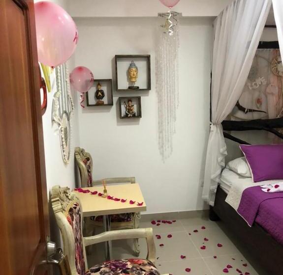 带按摩浴盆的套房, Sarali