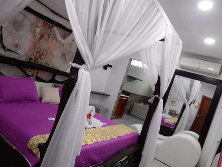 带按摩浴盆的套房, Sarali