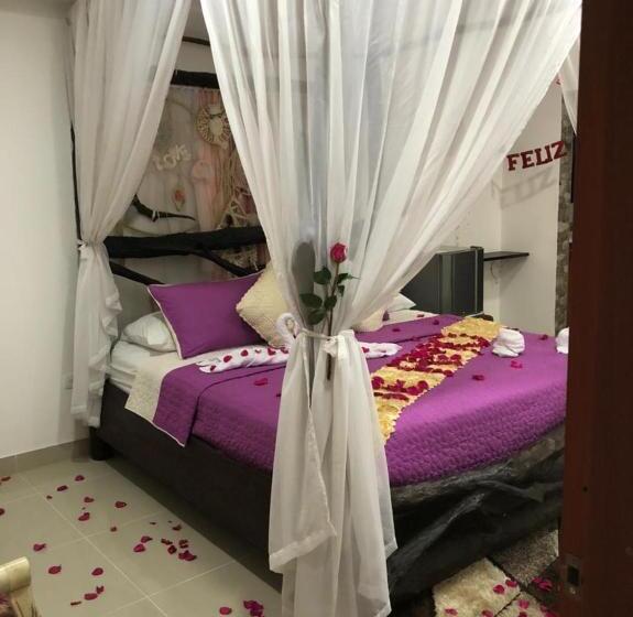 带按摩浴盆的套房, Sarali