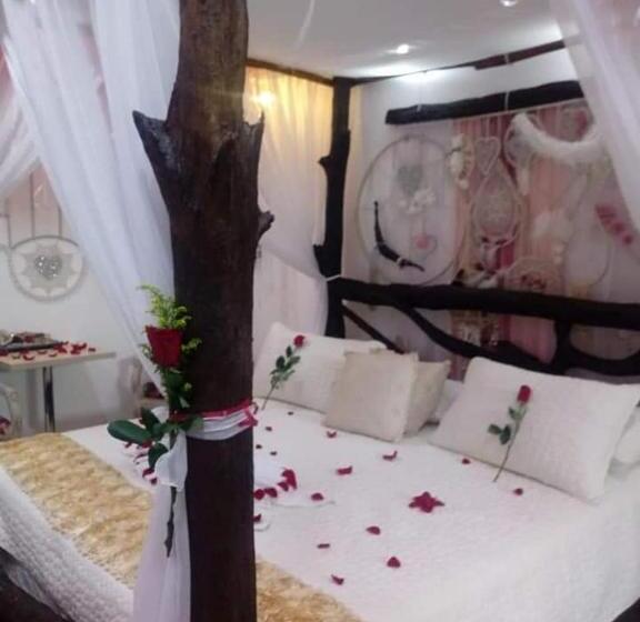 带按摩浴盆的套房, Sarali