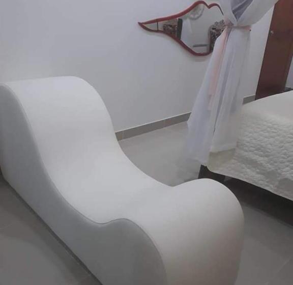 带按摩浴盆的套房, Sarali