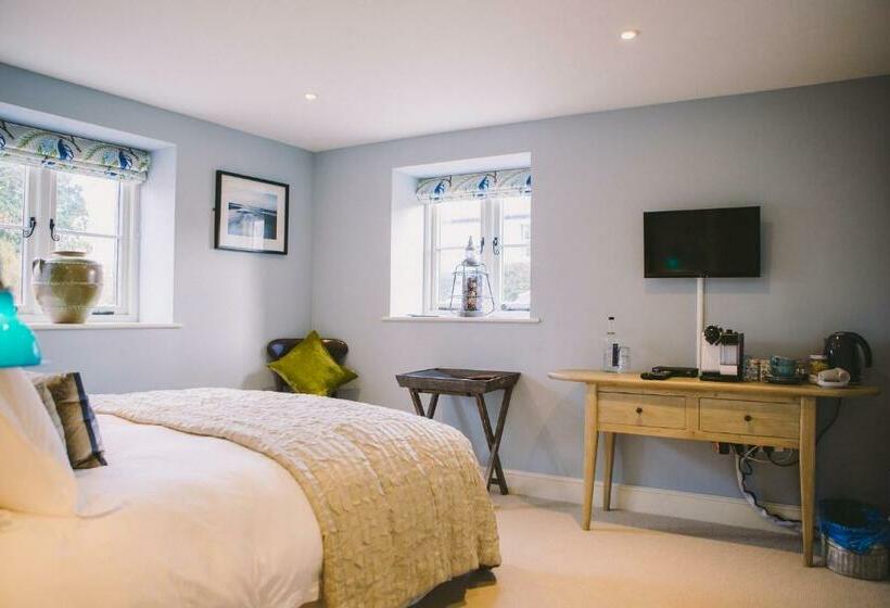 חדר סטנדרט נוף לים, The Hero