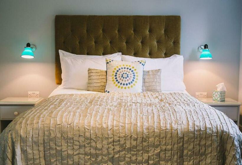 חדר סטנדרט נוף לים, The Hero