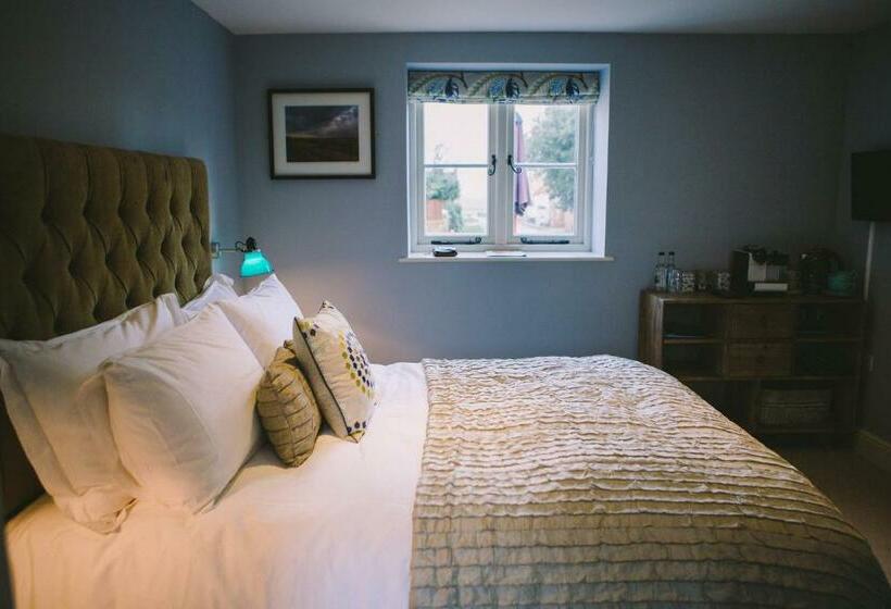 חדר סטנדרט נוף לים, The Hero