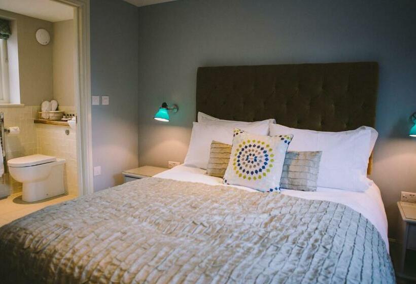 חדר סטנדרט נוף לים, The Hero