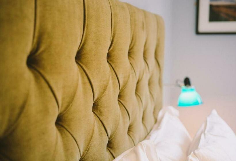 חדר סטנדרט נוף לים, The Hero