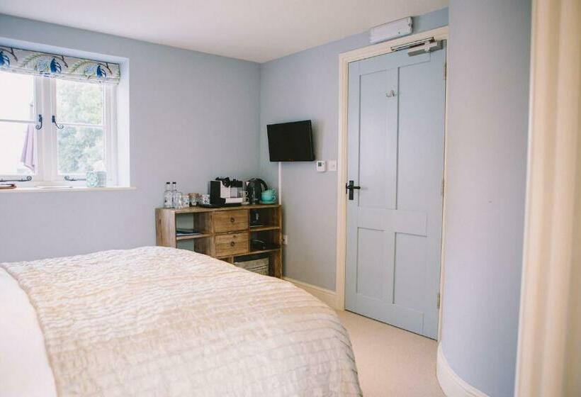 חדר סטנדרט נוף לים, The Hero