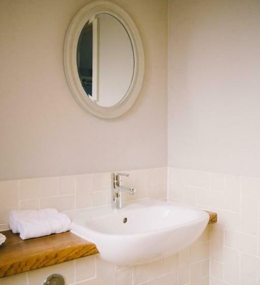 חדר סטנדרט נוף לים, The Hero