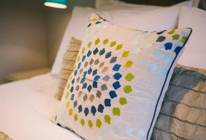 חדר סטנדרט נוף לים, The Hero