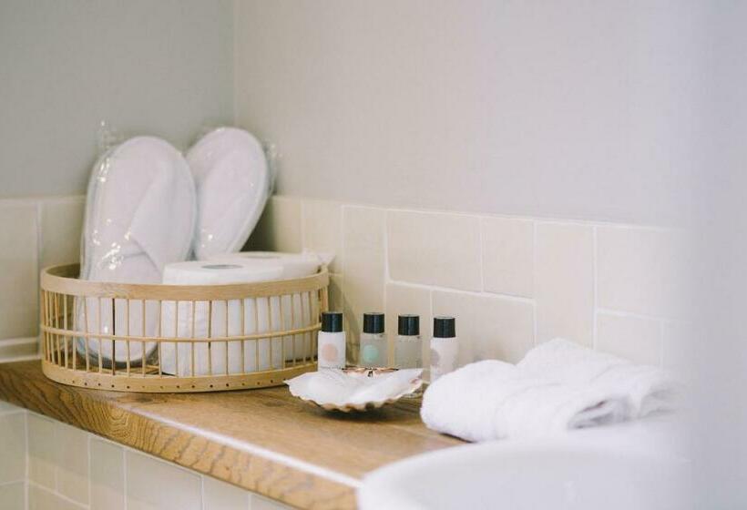 חדר סטנדרט נוף לים, The Hero