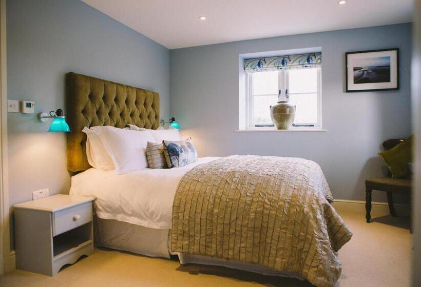 חדר דלוקס נוף לים, The Hero