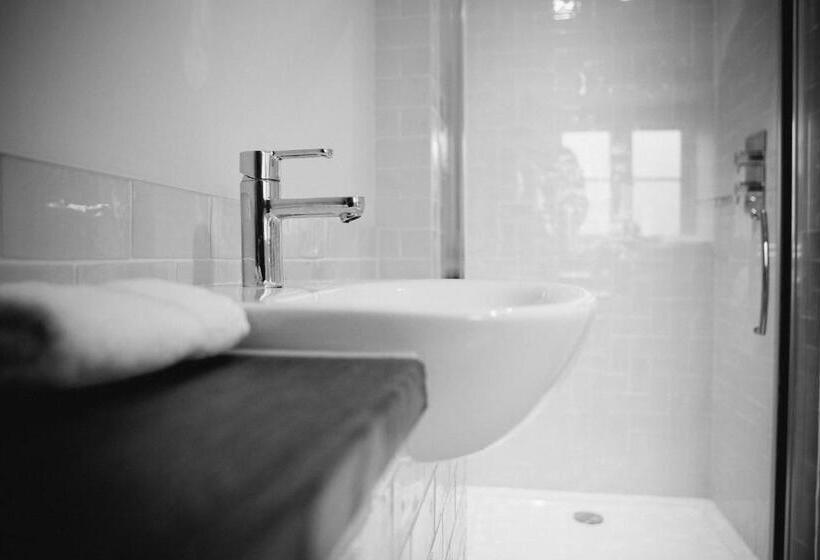 חדר דלוקס נוף לים, The Hero