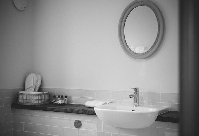 חדר דלוקס נוף לים, The Hero