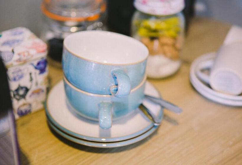 חדר דלוקס נוף לים, The Hero