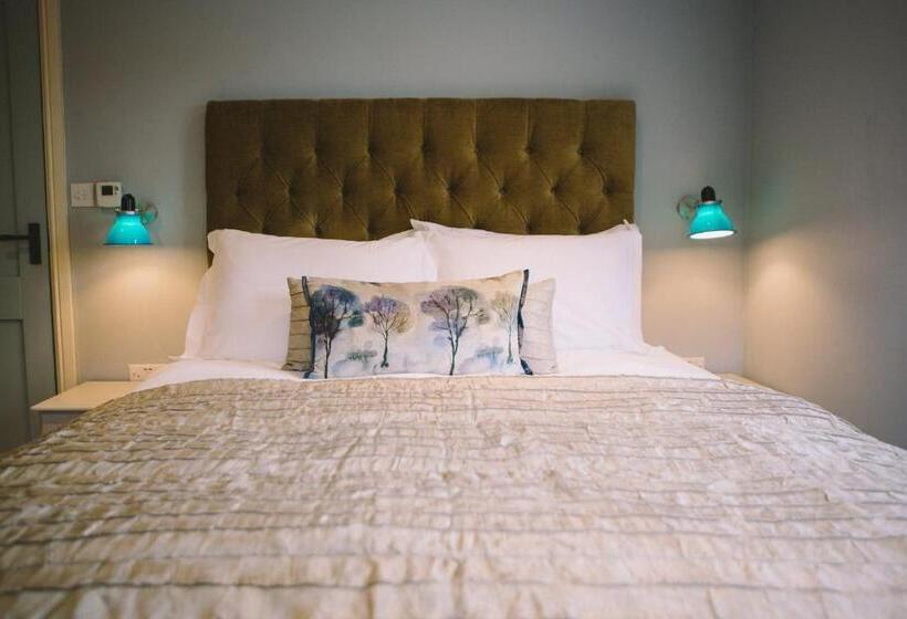 חדר דלוקס נוף לים, The Hero