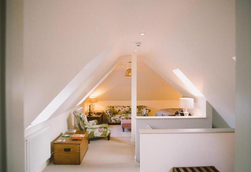 סוויטת דלוקס נוף לים, The Hero