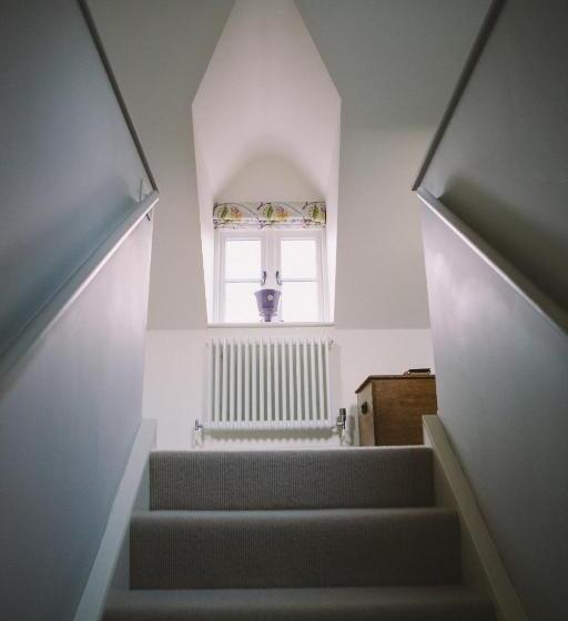 סוויטת דלוקס נוף לים, The Hero