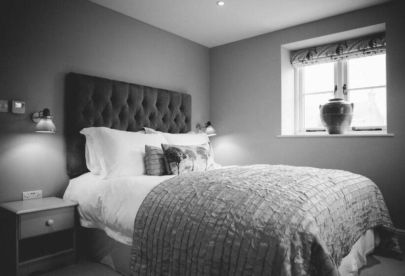 חדר דלוקס נוף לים, The Hero