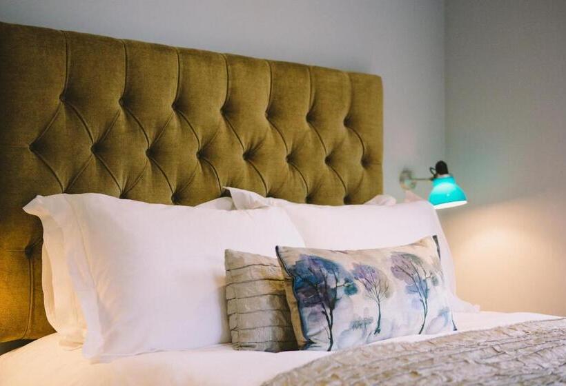 חדר דלוקס נוף לים, The Hero